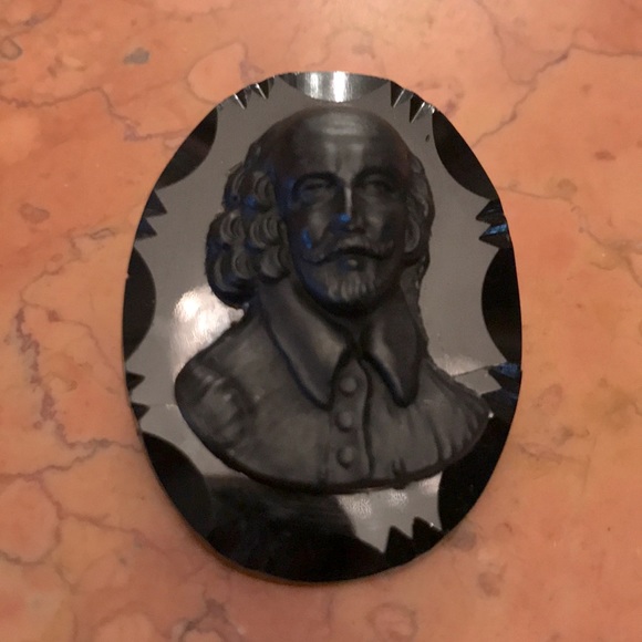 Vintage Jewelry - Black glass cameo brooch of Shakespeare